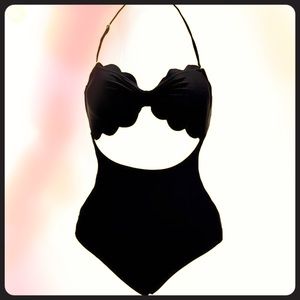 Cute cutout swimsuit 👙